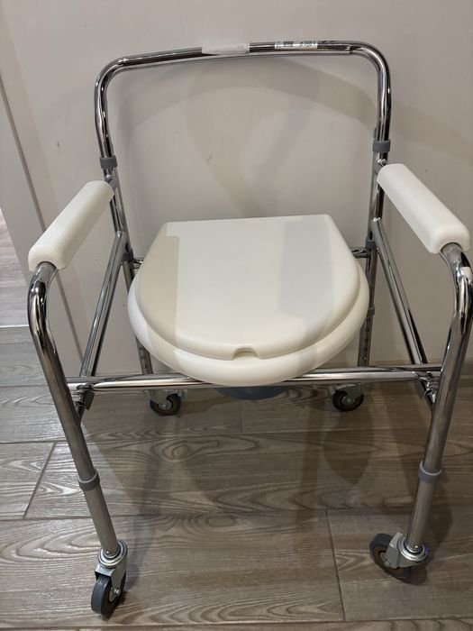 Стілець-туалет(санітарне крісло) на колесах. Нове!
