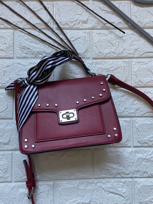 Стильна червона сумка крос- боді з шипами  еко шкіра стан новий