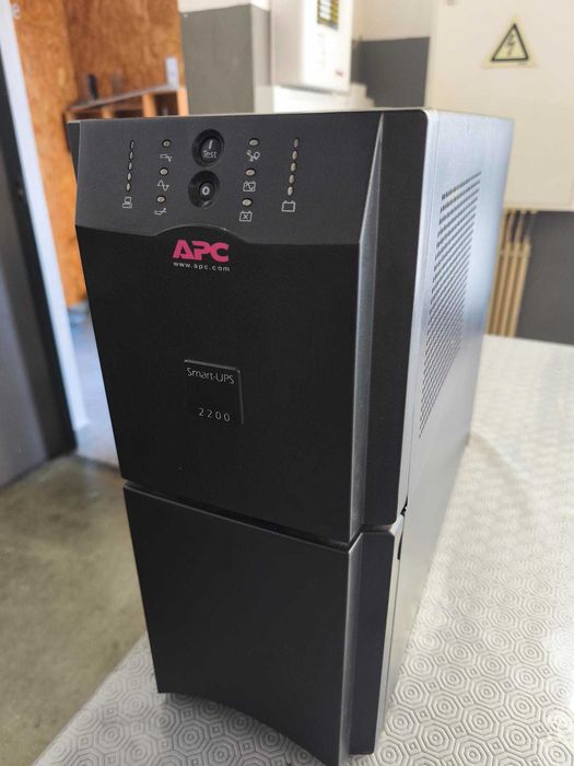 APC Smart-UPS 2200 - 8 Tomadas