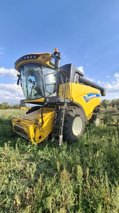 Комбайн New Holland CХ 6.90 зі жниваркою New Holland та візком 2019рік