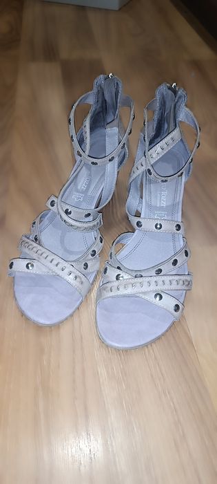 Продам женские босоножки