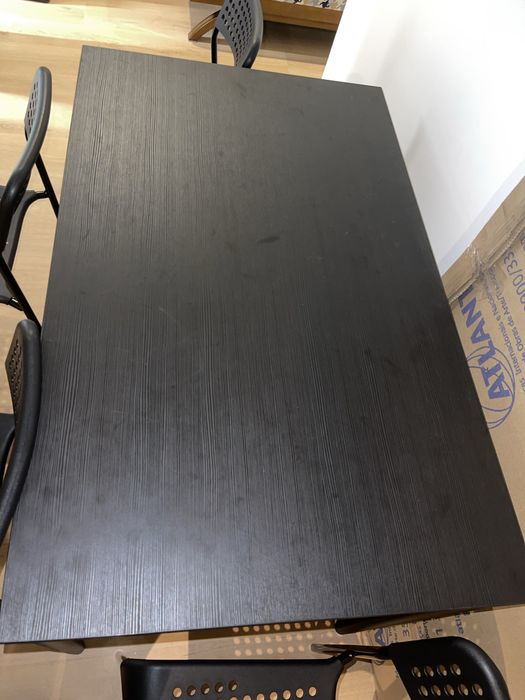 Mesa e cadeiras pretas