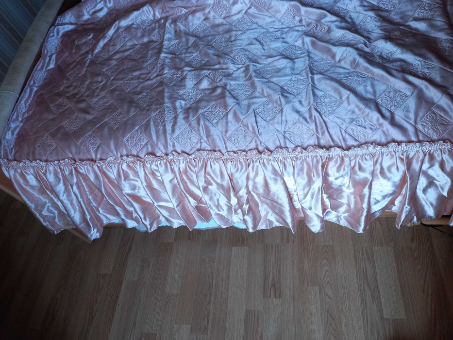 Шовковисте рожево-персикове покривало на полуторне ліжко