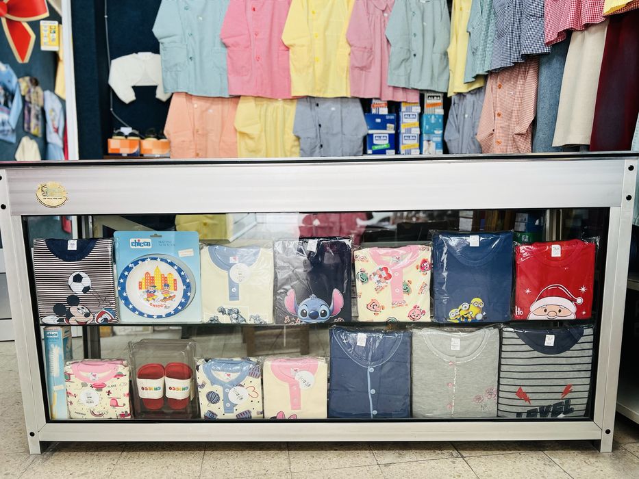 Balcão expositor com portas de vidro, estrutura em aluminio.