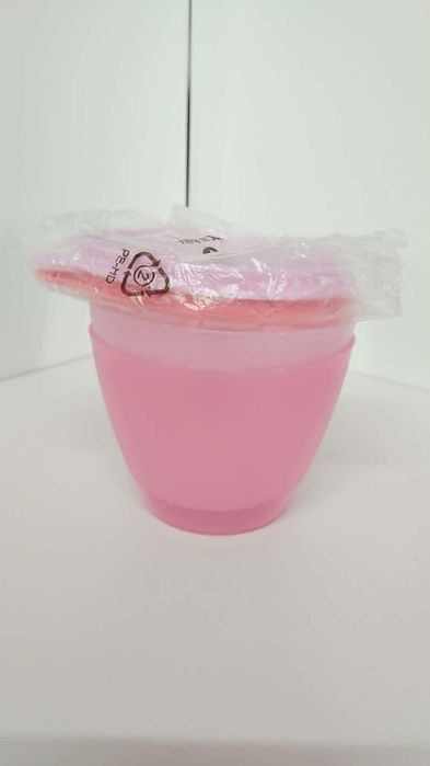 Conjunto de duas refrigeradoras marca tupperwar de 380 ml cada, novas, em tons rosa.