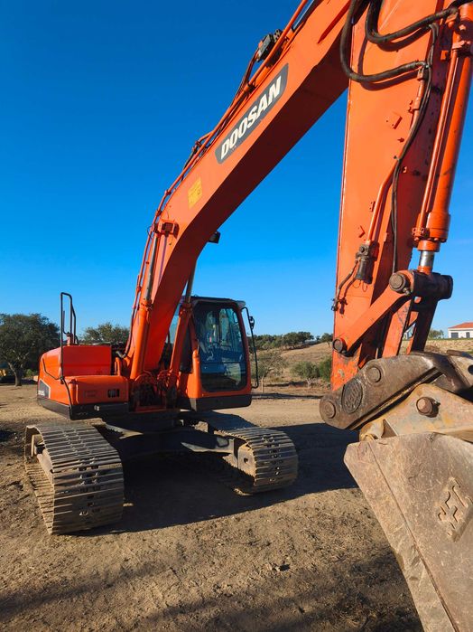 Escavadora Dossan DX225LC