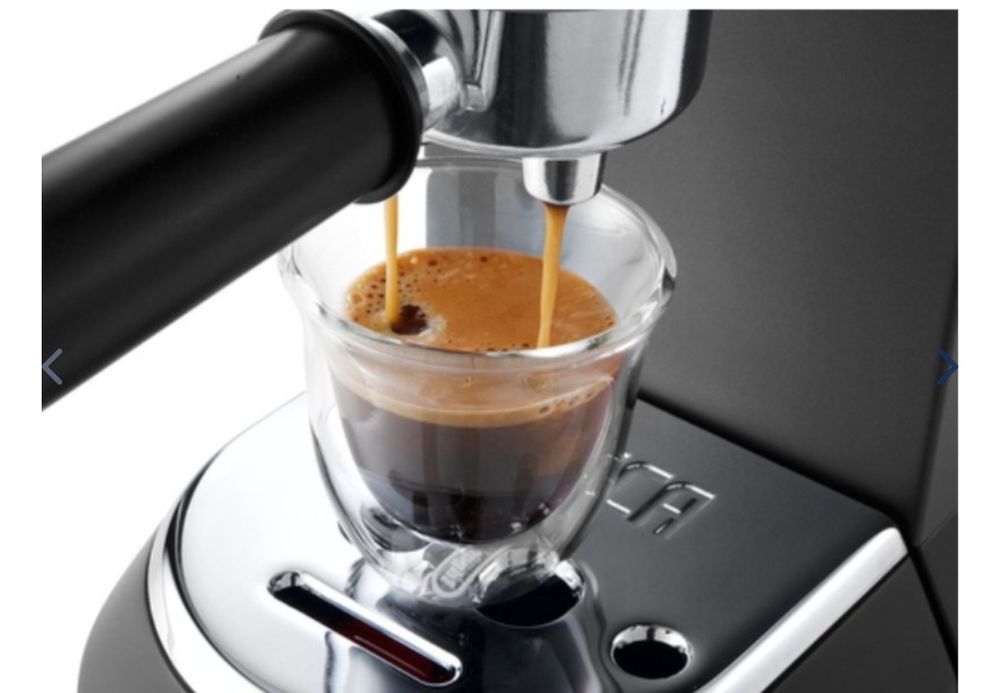 Máquina de Café Expresso Delonghi Dedica Style EC685BK