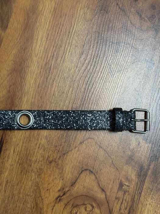 Świecący pasek z dużymi dziurami paseczek brokat HM rozmiar 75 cm