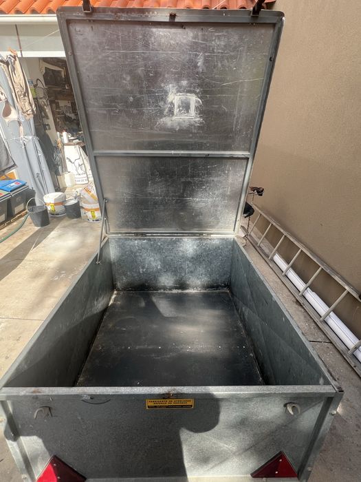 Reboque versátil com tampa rigida