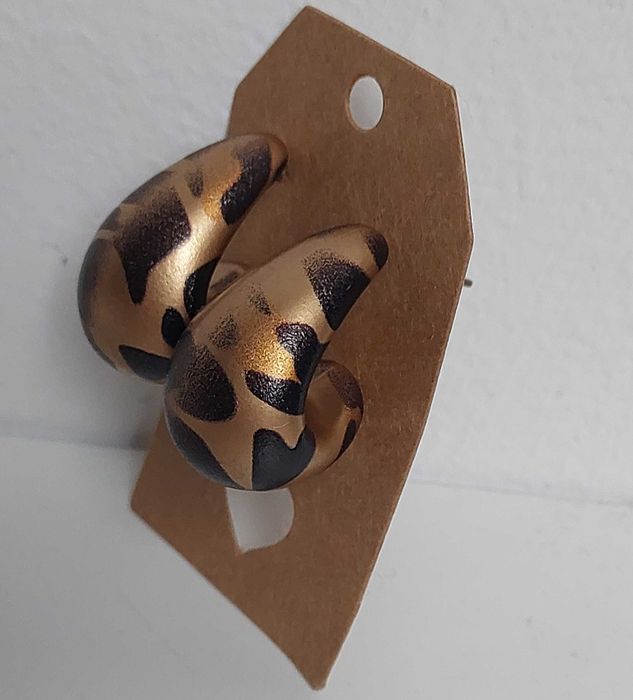 Kolczyki krople łezki w kolorze złotym w panterkę zapinane na sztyft