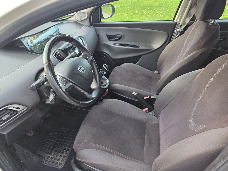 Lancia ypsilon 2011