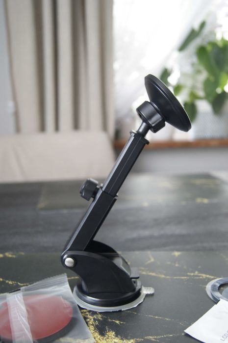 Magnetyczny uchwyt samochodowy na telefon. Z uchwytem  MagSafe