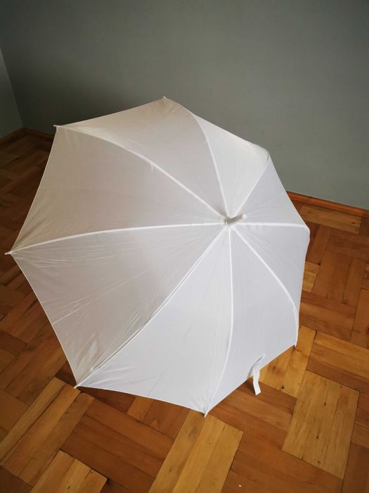 Biały parasol do ślubu