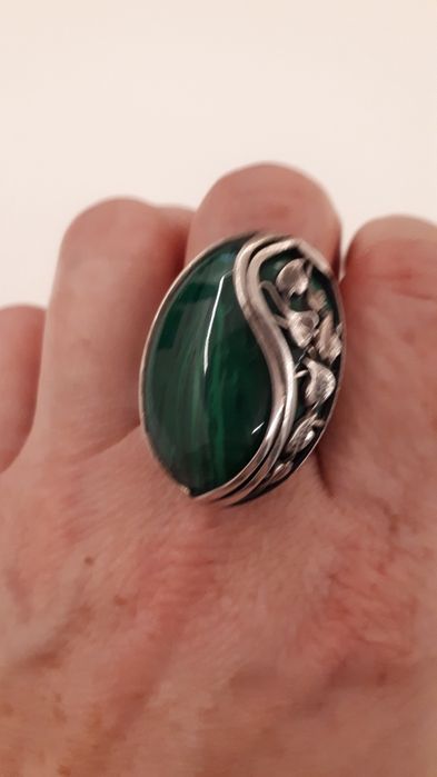 pierścionek srebrny z zielonym oczkiem