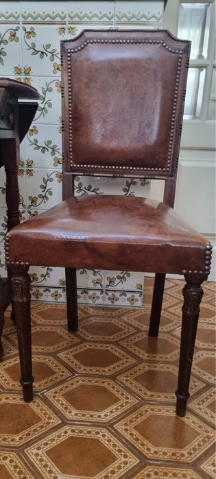 Mesa destrobravel de madeira e cadeiras de pele