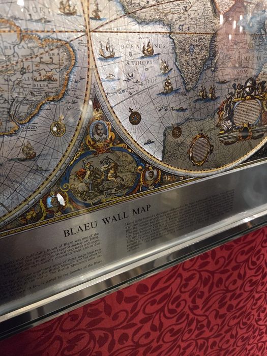 Quadro com reprodução do mapa múndi "Nova Totius Terrarum Sive Novi Orbis Tabula" de Willem Blaeu,