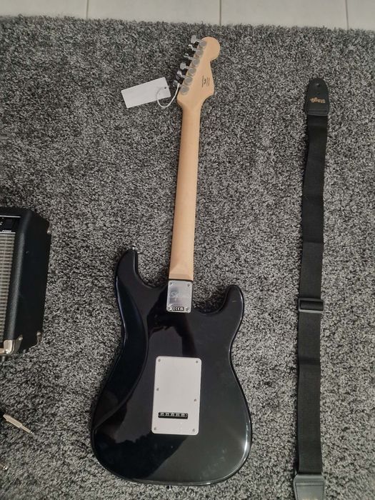 Fender stratocaster squier (para esquerdinos) + fender frontman 10g