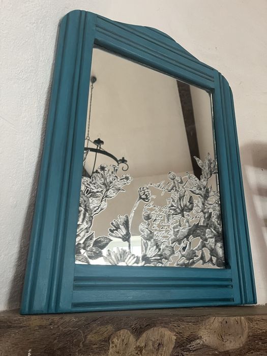 Espelho com moldura azul