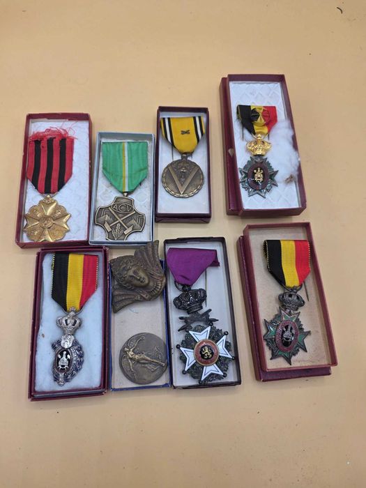 Lote de 8 Medalhas Belgas Originais (com caixas)
