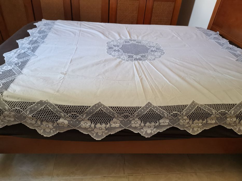 Toalha de mesa feita em tecido e renda n. 20
