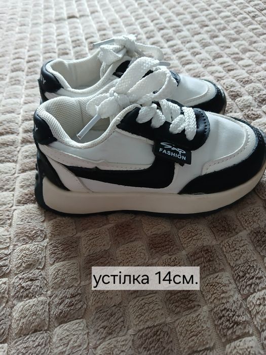 Дитячий одяг, взуття