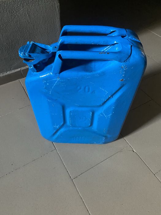 Продам канистру 20л каністру