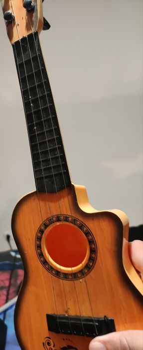 Vendo guitarra de brincar e mota tartaruga ninja