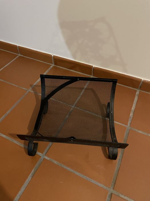 Cesto de metal para lenha