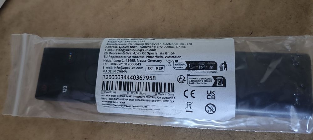 Kompaktowy, wygodny pilot do telewizorów Samsung.