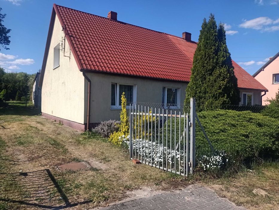 Połowa domu z dużą działką inwestycyjną (2300 m²) – Gruczno