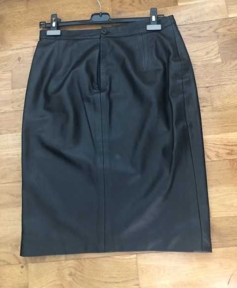 Saia em pele genuína, preta, da marca MJ.