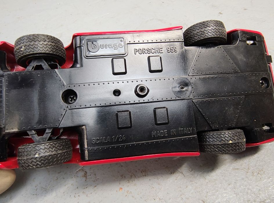 Model Porsche 959 Bburago skala 1:24