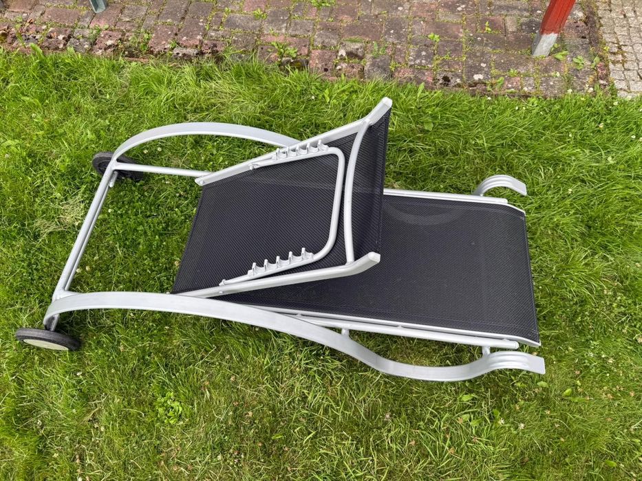 Leżak ogrodowy idealny na relaks.