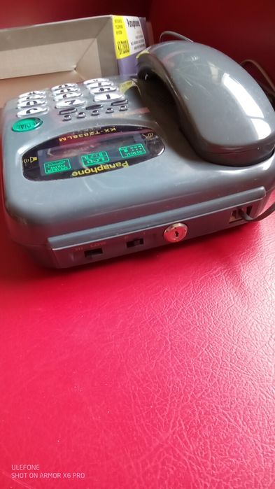 Telefone com fio e botões grandes.  Alta voz e botão remarcação rápida