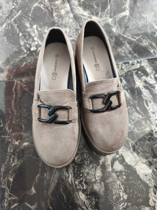 Nowe eleganckie buty