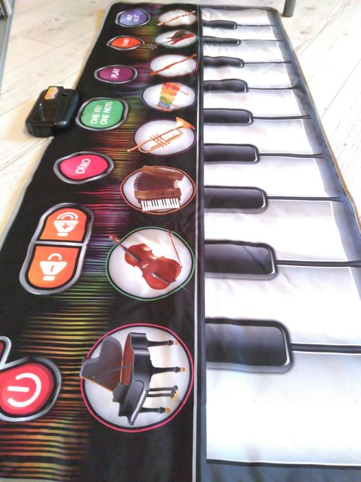 Mata muzyczna grająca, pianino