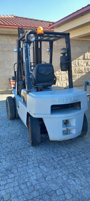 Empilhador Nissan 2.5t