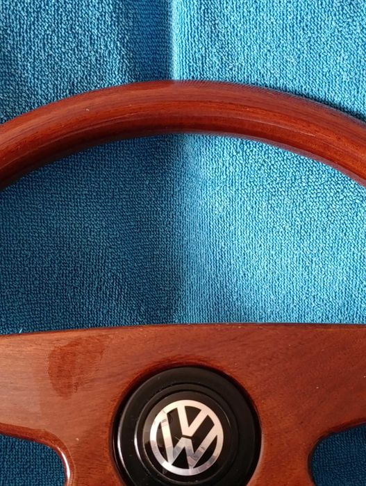VW Golf Volante em Madeira e Cubo Victor