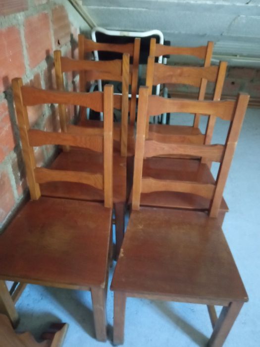 Mesa com seis cadeiras