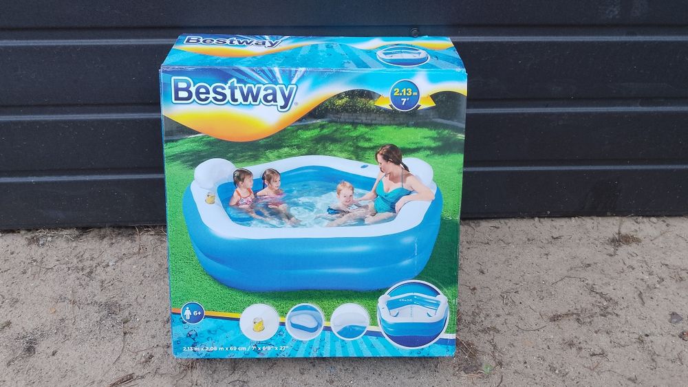 Mały basen z oparciami