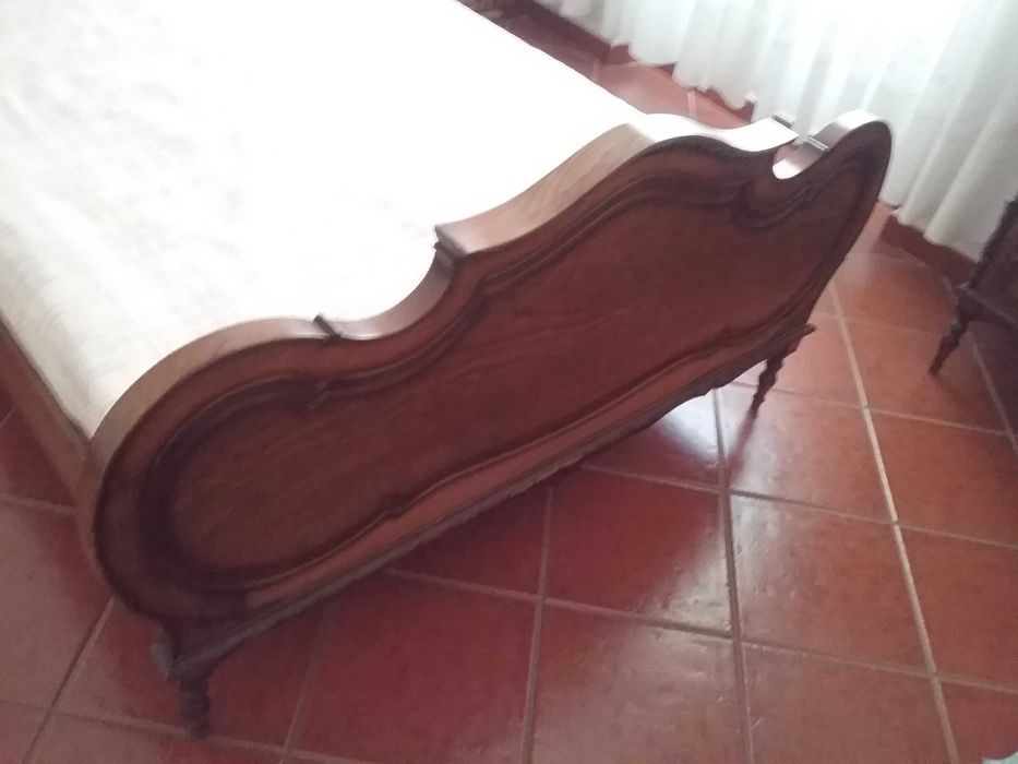 mesa de sala madeira maciça e cama de casal