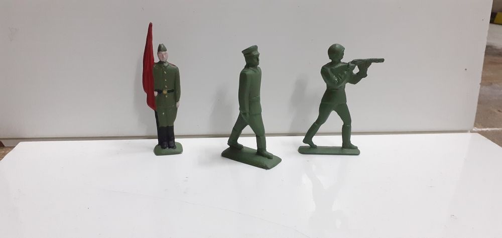 Солдатики металеві різні.