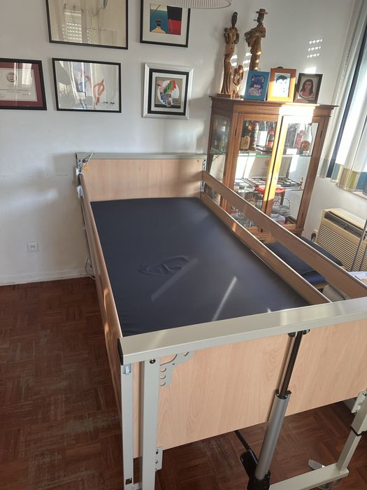 Cama articulada como nova.