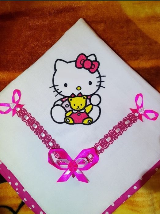 Fralda bordada "Hello Kitty"