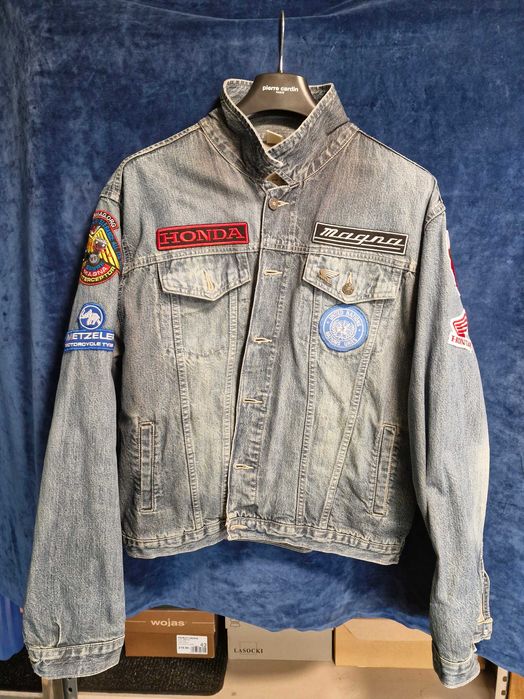 Męska, jeansowa kurtka motocyklowa.