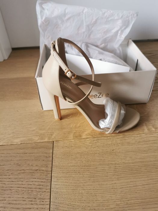 Beżowe sandałki na szpilce