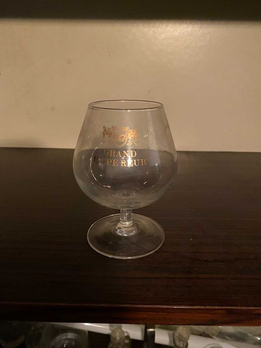 copo de licor com letras douradas
