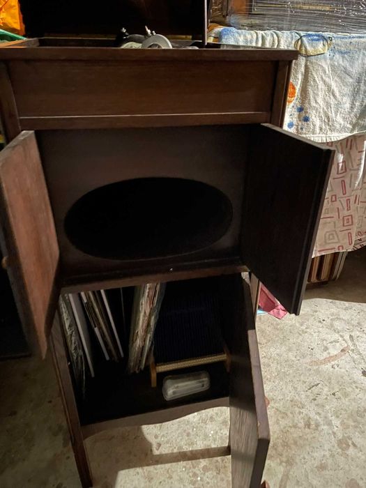 gramofone antigo com móvel funcional