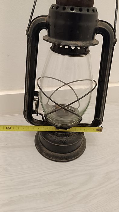 Lanterna grande antiga a petróleo