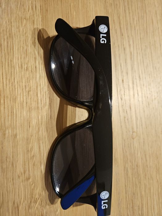 Okulary przeciwsłoneczne z logo LG